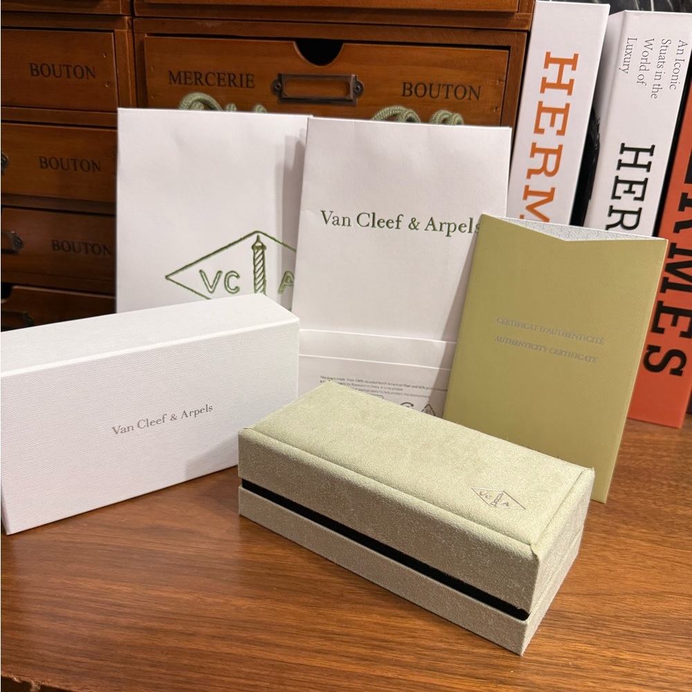 Van Cleef & Arpels Authenticity Certificate Set I… - image 1
